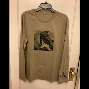 NWT Calvin Klein long sleeves size M.